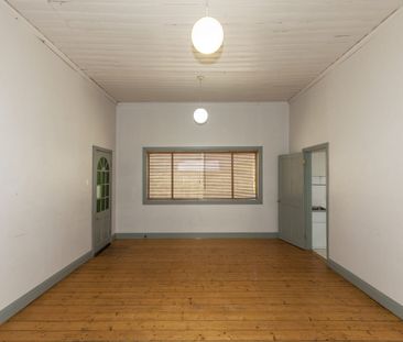 Charming, three-bedroom home - Photo 3