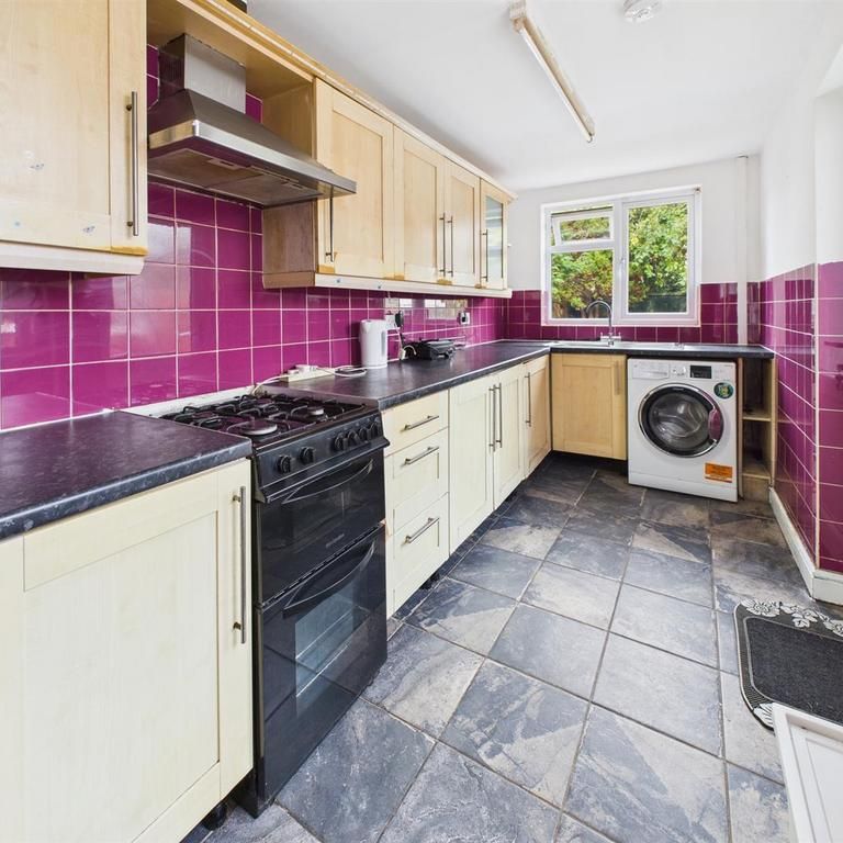 3 bedroom end of terrace house to rent - Photo 1