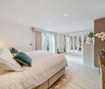 Oakwood Grange, Oatlands Chase, Weybridge, Weybridge, Surrey, KT13 - Photo 2