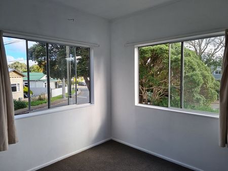 Sunny 2-bedroom unit in Moera, Lower Hutt - Photo 5