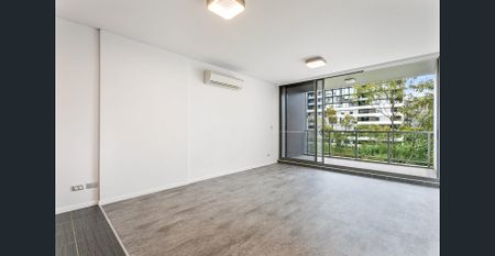 Private apartment overlooking lovely parklands - Photo 4