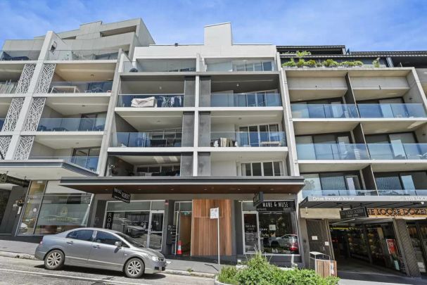 Modern & Stylish Top Floor Apartment - Photo 1