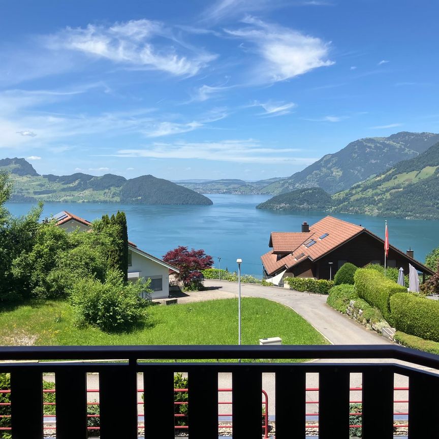 Charmantes 6.5-Zimmer-Doppelhaus in Emmetten mit traumhaftem See- und Bergblick - Photo 1