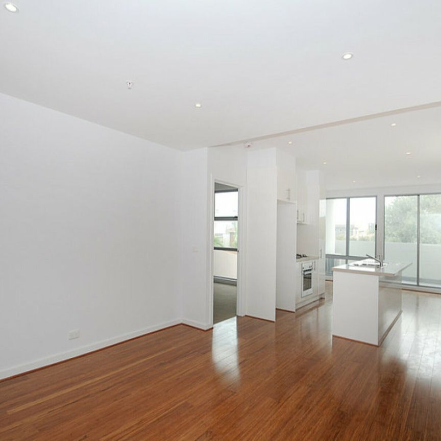 SPACIOUS, MODERN & BEACHSIDE - Photo 1