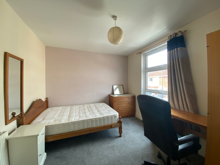 4 bedroom house to rent Edmund Road, PO4 - Photo 3