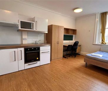 Studio with en-suite bathroom and private kitchenette plus amenities in highly regarded student accommodation situatied off Trafalgar Square. All bills included. Furnished. 24/7 security. - Photo 1