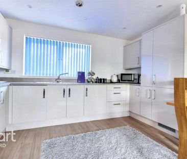 1 bedroom in a flat share to rent - Photo 3