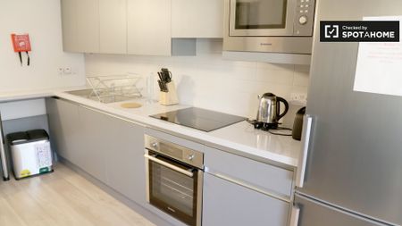 Room for rent in 8-bedroom apartment, Stoneybatter, Dublin - Photo 5