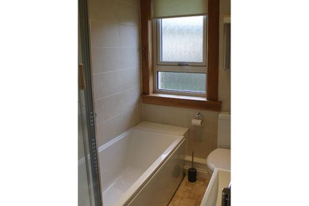 2 bed flat for rent in Priestfield - Photo 2