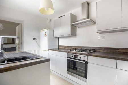 4 bedroom maisonette to rent - Photo 3