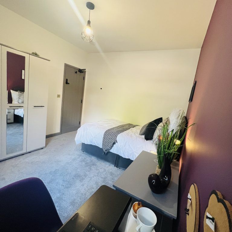 BEDROOM 2 – LARGE DOUBLE ENSUITE - Photo 1