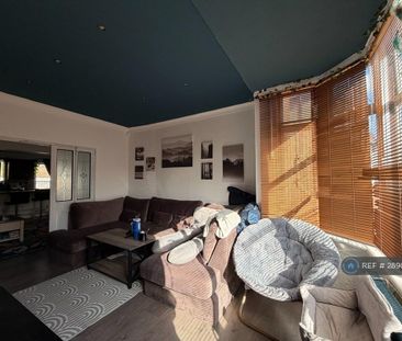 1 bedroom in a house share to rent - Photo 3