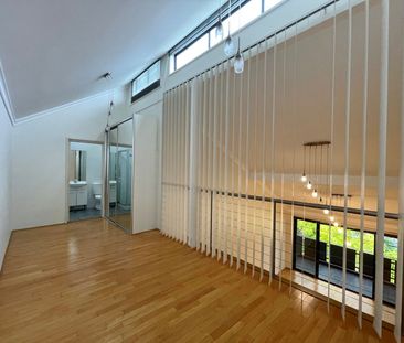 Chic Apartment with Potentail Loft Third Bedroon or Office/Study - Photo 5