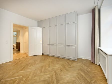 Unik nyrenoveret lejlighed med 2 badeværelser, sildebensgulve og privat gård/terrasse! - Foto 3