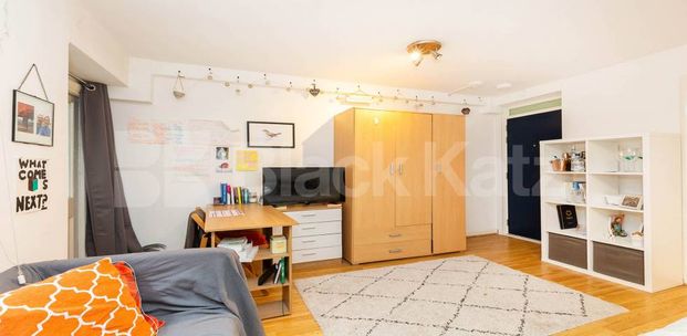 Spacious studio set in an amazing location - Photo 1
