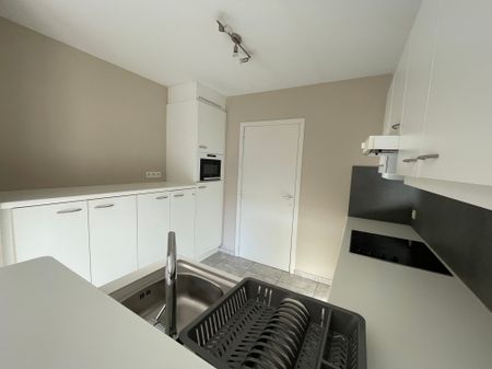 ruim instapklaar twee slaapkamer appartement met groot zongericht terras & gelijkvloerse garage - Foto 4