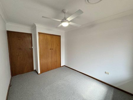 Three Bedroom Home with Golf Course Views - Garden and Lawn Maintenance Included - Photo 4