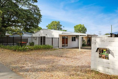 Fully Renovated - Small Office - 40m From Beach - Fenced Yard - Carport - Photo 4