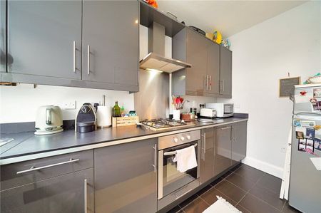 A stunning top floor flat in a period conversion, in close proximity to West Kensington underground station. - Photo 2