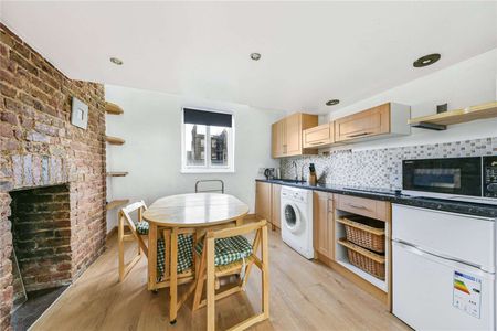 Bright top floor studio flat located within 300 metres from Regent's Park - Photo 3