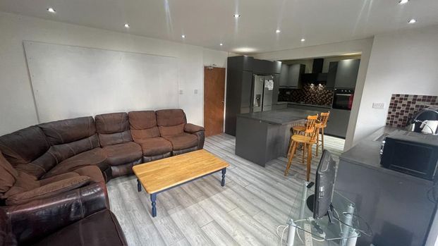 5 bedroom semi-detached house to rent - Photo 1