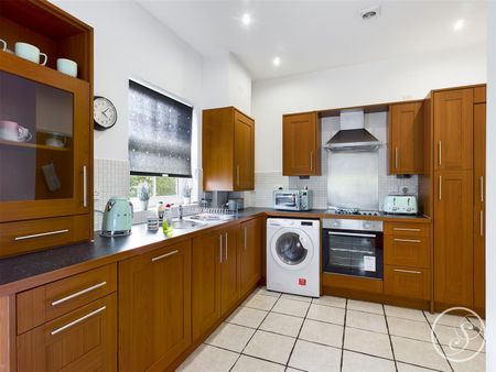 Stoneleigh Court, Alwoodley, Leeds - Photo 3