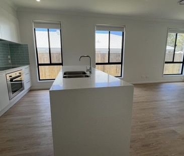 Brand New large 4 Bedroom House in The Village, Jimboomba. - Photo 3