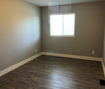 Beautiful Executive 4 Bedroom Home – Ladysmith - Photo 2