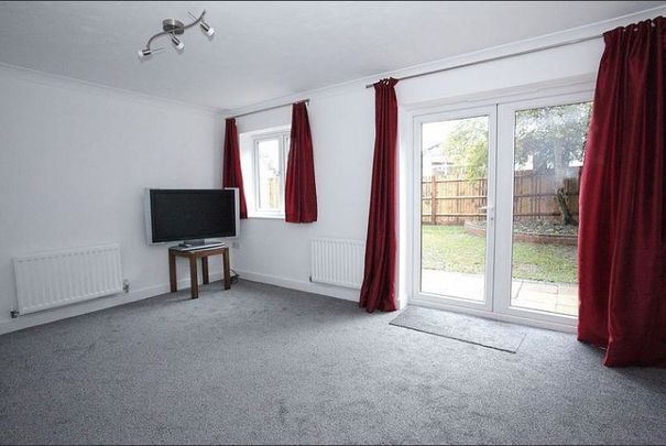 4 Bed Terraced House, Poppy Close, LU3 - Photo 1