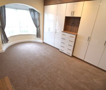 To Let 4 Bed Mid Terraced House - Photo 4