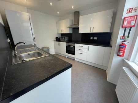 4 bedroom flat to rent - Photo 3