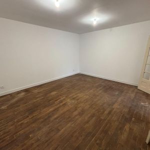 Une maison d'habitation comprenant : - Rez-de-chaussée : Cuisine, séjour, salon, salle d'eau... - Photo 2