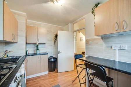 1 bedroom in a flat share to rent - Photo 5