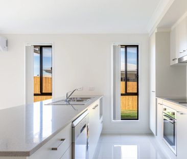 3 BEDROOM DUPLEX WITH DECENT SIZED BACK YARD - Photo 6