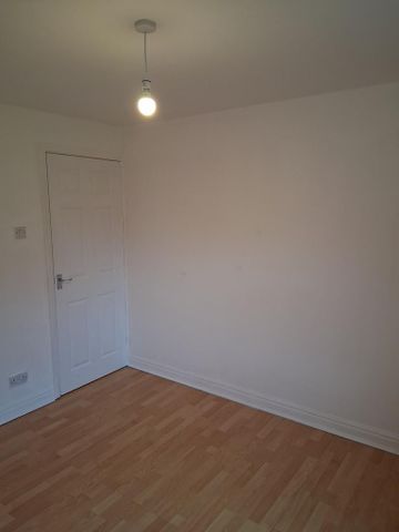 2 bedroom end of terrace house to rent - Photo 3