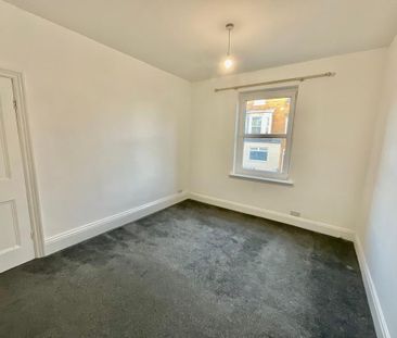 4 bedroom end of terrace house to rent - Photo 2