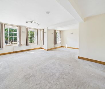 3 bedroom Flat to rent - Photo 1