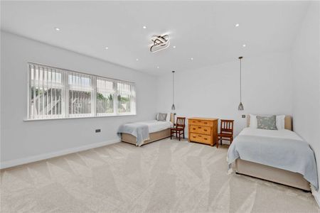 Five bedroom, new build family home in Ascot. - Photo 4