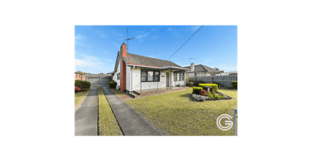 Beautifully Presented Family Home in the Heart of Beaconsfield - Photo 4