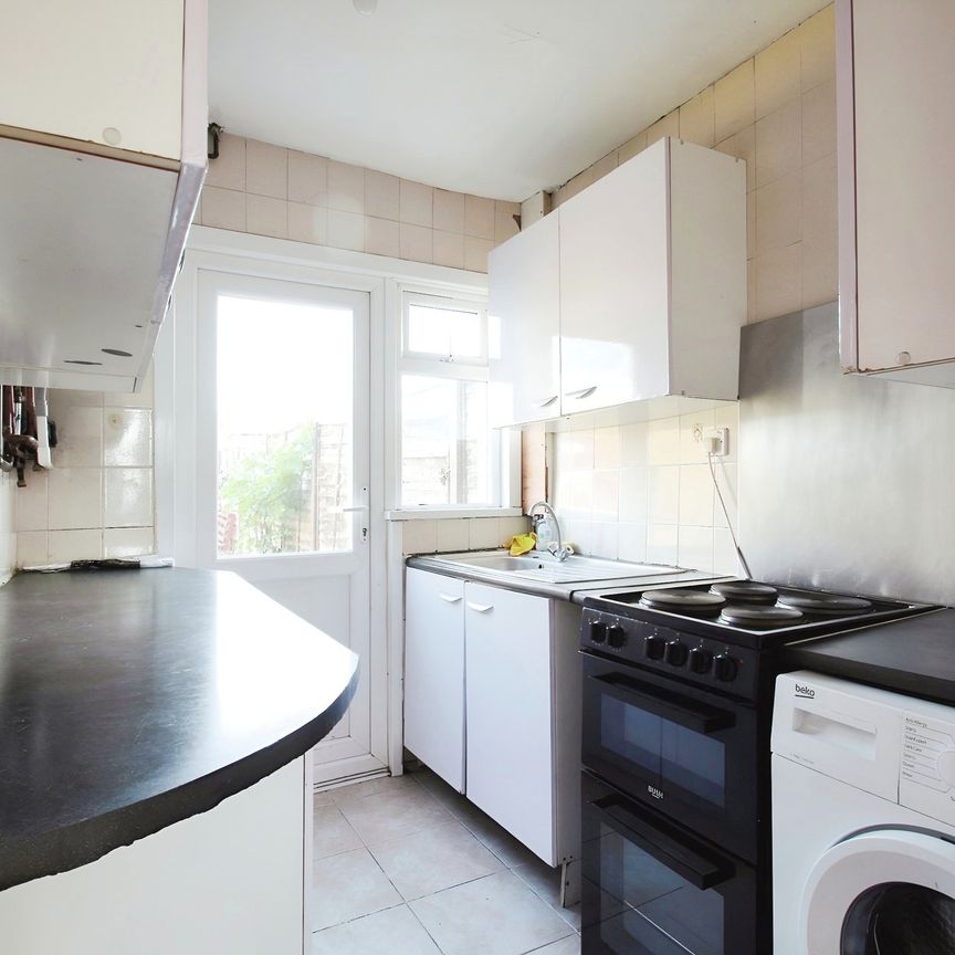 3 bed semi-detached house to rent in Selan Gardens, Hayes, UB4 - Photo 1