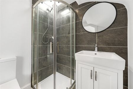 A well-proportioned two double bedroom maisonette situated on the first and second floor of this period house, located in the fashionable ‘Villes’. - Photo 2