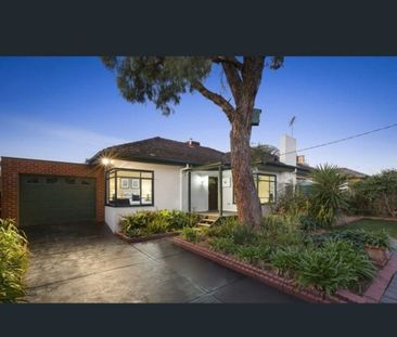 Splendid Family Home in Prime Location – Endless Possibilities! - Photo 4