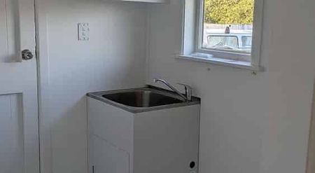 Newly Renovated 3 Bedroom Home - Photo 4