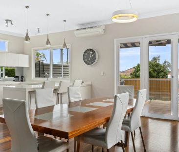 LUXURIOUS FAMILY HOME IN CONVENIENT LOCALE - Photo 1