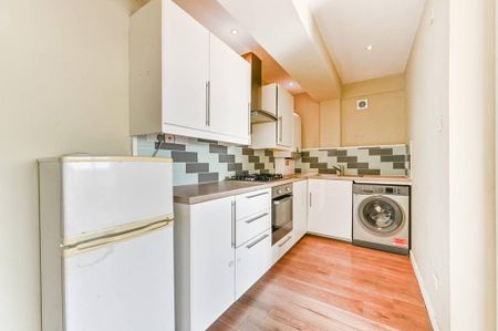 2 bedroom mews to rent - Photo 2