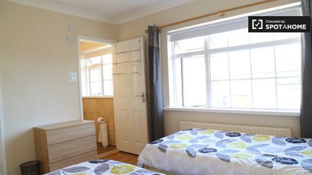 Twin bedroom in 5-bedroom apartment in Clondalkin, Dublin - Photo 5