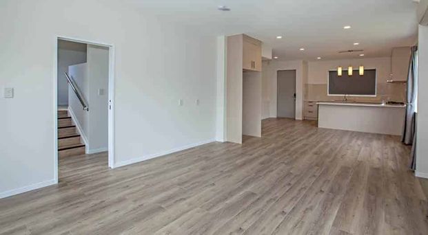 STYLISH FANTASTIC FOUR BEDROOM!! - Photo 1
