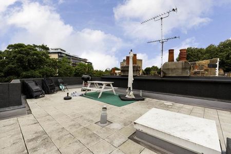 arranged over two floor overlooking the Regents Canal close to Shoreditch Park - Photo 3