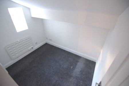 To Let 2 Bed Flat - Photo 3