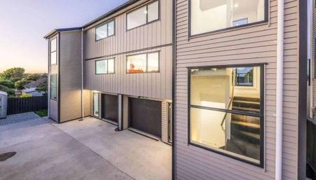 Spacious 5-Bedroom Family Home for Rent in Point England - Photo 2